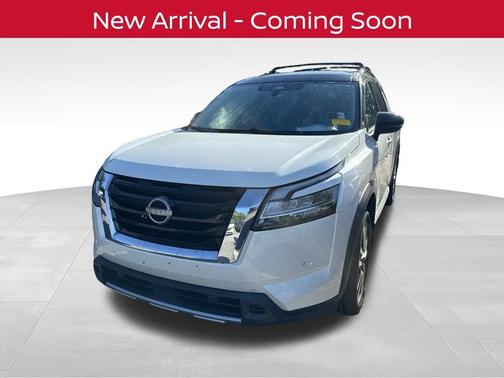 Pearl White Tricoat/Super Black 2024 Nissan Pathfinder Platinum FWD