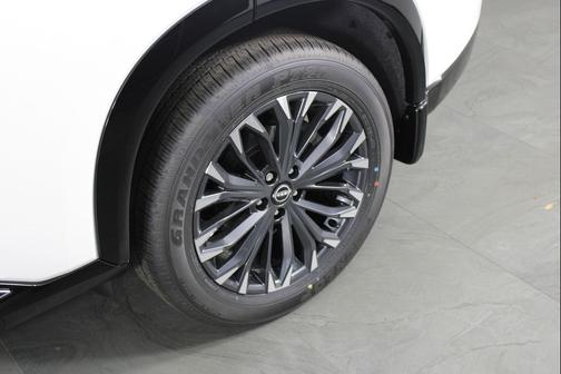 Everest White Pearl Tricoat 2026 Nissan Rogue Platinum