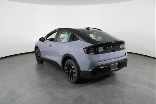 Boulder Gray Pearl/Black 2026 Nissan Leaf PLATINUM+