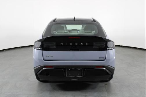 Boulder Gray Pearl/Black 2026 Nissan Leaf PLATINUM+