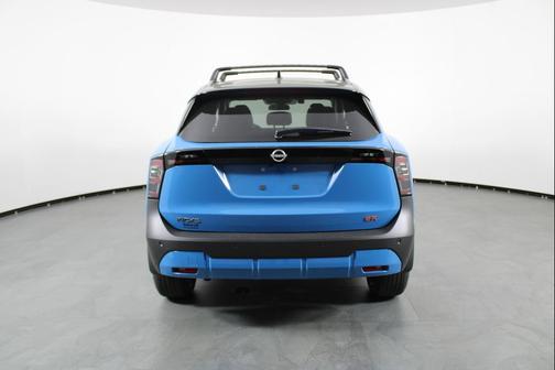 Arctic Ice Blue Metallic/Super Black 2026 Nissan Kicks SR