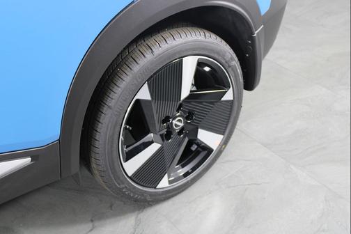 Arctic Ice Blue Metallic/Super Black 2026 Nissan Kicks SR