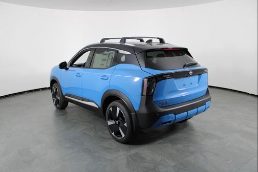 Arctic Ice Blue Metallic/Super Black 2026 Nissan Kicks SR