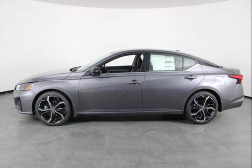 2025 Nissan Altima SR FWD