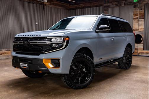 Glacier Gray Metallic Tri-Coat 2026 Ford Expedition Tremor