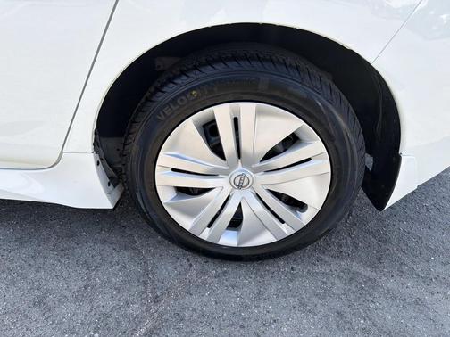Glacier White 2024 Nissan Leaf S