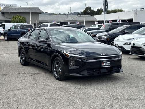 Aurora Black Pearl 2025 Kia K4 LXS