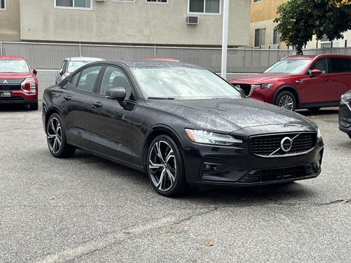 2024 Volvo S60 B5 Plus Dark Theme