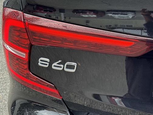 2024 Volvo S60 B5 Plus Dark Theme