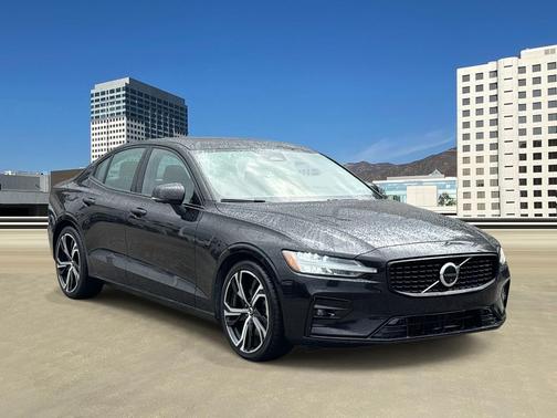 2024 Volvo S60 B5 Plus Dark Theme