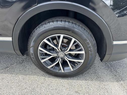 Deep Black Pearl 2020 Volkswagen Tiguan 2.0T SE