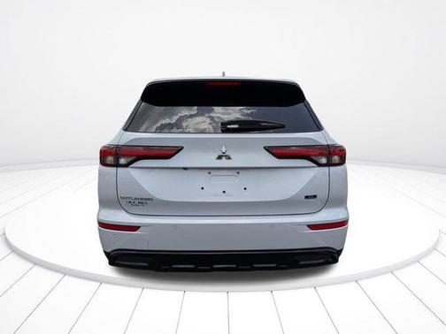 White Diamond 2024 Mitsubishi Outlander SE S-AWC