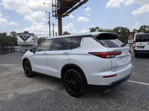 White Diamond 2024 Mitsubishi Outlander SE Black Edition