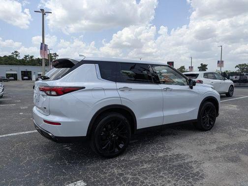 White Diamond 2024 Mitsubishi Outlander SE Black Edition