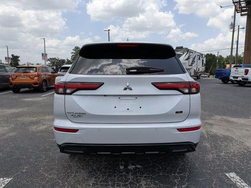 White Diamond 2024 Mitsubishi Outlander SE Black Edition