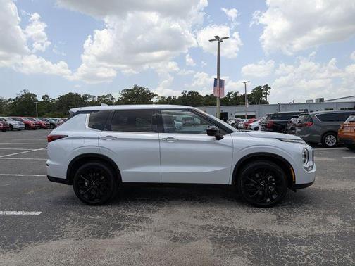 White Diamond 2024 Mitsubishi Outlander SE Black Edition