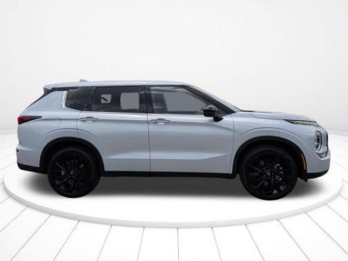 White Diamond 2024 Mitsubishi Outlander SE S-AWC