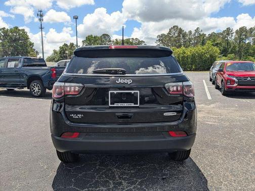 Diamond Black Crystal Pearlcoat 2018 Jeep Compass Latitude