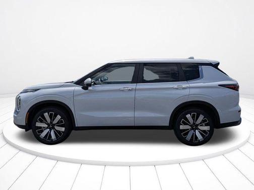 White Diamond 2026 Mitsubishi Outlander SE 2.5 2WD