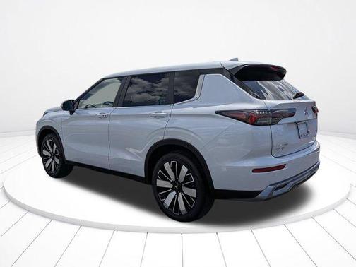 White Diamond 2026 Mitsubishi Outlander SE 2.5 2WD
