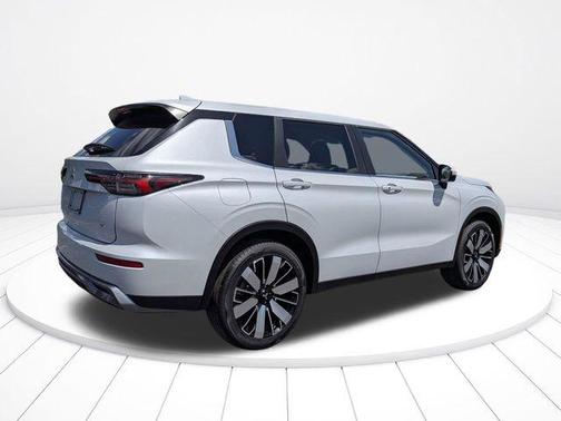 White Diamond 2026 Mitsubishi Outlander SE 2.5 2WD