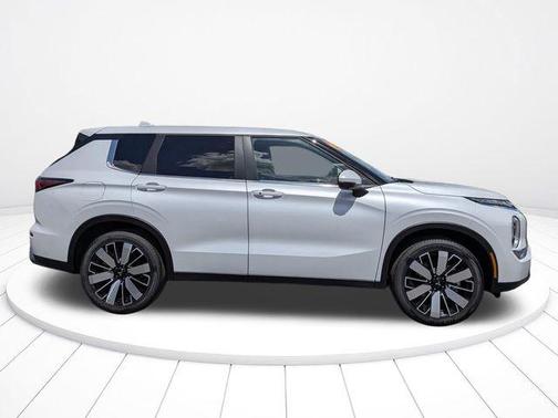 White Diamond 2026 Mitsubishi Outlander SE 2.5 2WD
