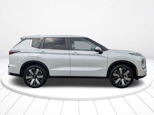 White Diamond 2026 Mitsubishi Outlander SE 2.5 2WD