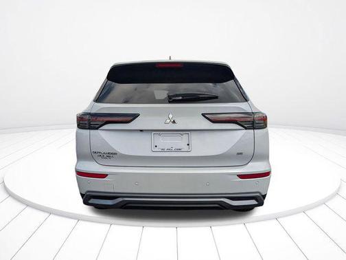 White Diamond 2026 Mitsubishi Outlander SE 2.5 2WD