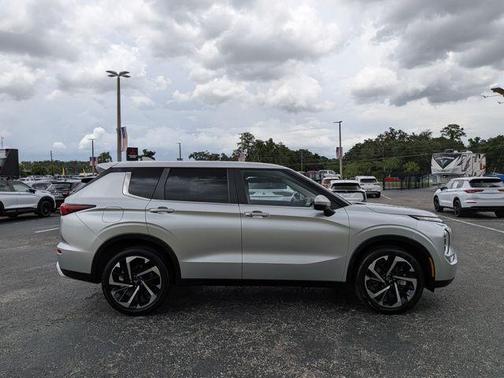 Alloy Silver Metallic 2024 Mitsubishi Outlander SE
