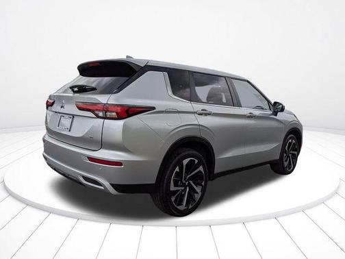 Alloy Silver Metallic 2024 Mitsubishi Outlander SE