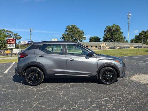 Gun Metallic 2022 Nissan Kicks SR