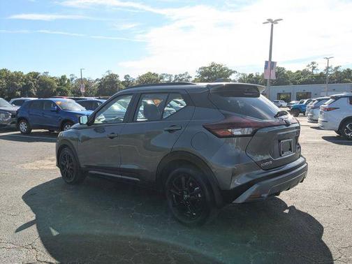 Gun Metallic 2022 Nissan Kicks SR