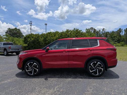 Red Diamond 2023 Mitsubishi Outlander SE