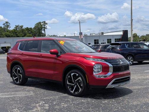 Red Diamond 2023 Mitsubishi Outlander SE