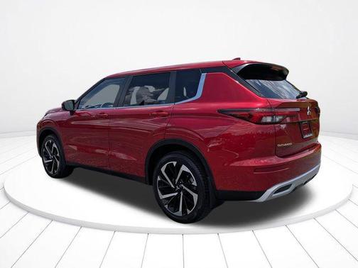 Red Diamond 2023 Mitsubishi Outlander SE