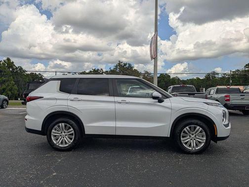 White Diamond 2023 Mitsubishi Outlander ES 2.5 2WD