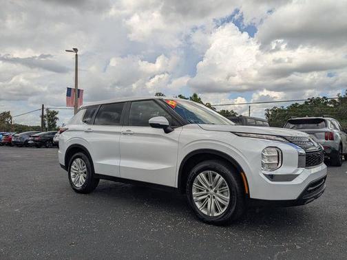White Diamond 2023 Mitsubishi Outlander ES 2.5 2WD