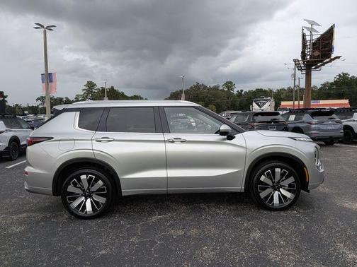 Alloy Silver Metallic 2026 Mitsubishi Outlander SEL