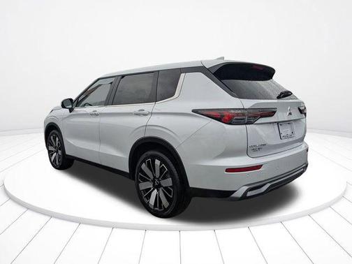 White Diamond 2026 Mitsubishi Outlander SE 2.5 2WD