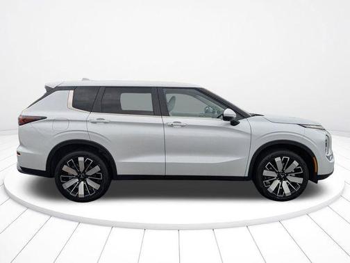 White Diamond 2026 Mitsubishi Outlander SE 2.5 2WD
