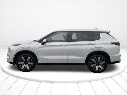 White Diamond 2026 Mitsubishi Outlander SE 2.5 2WD