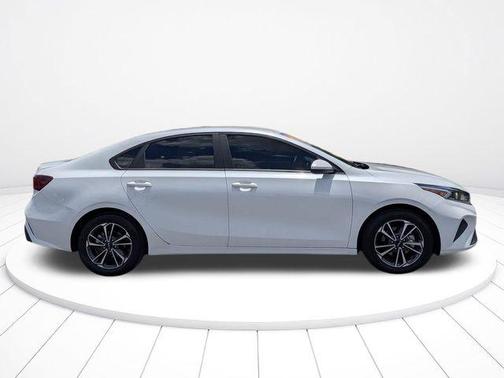 Snow White Pearl 2024 Kia Forte LXS