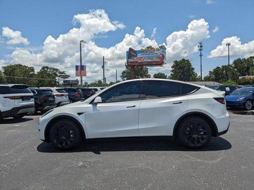 2022 Tesla Model Y Long Range Dual Motor All-Wheel Drive
