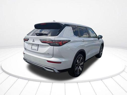 White Diamond 2026 Mitsubishi Outlander SE 2.5 2WD