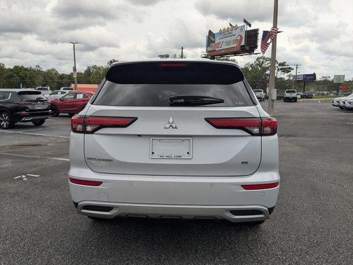 2022 Mitsubishi Outlander SE