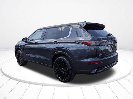 Graphite Gray 2026 Mitsubishi Outlander LE