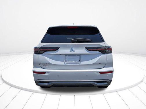 White Diamond 2026 Mitsubishi Outlander SE