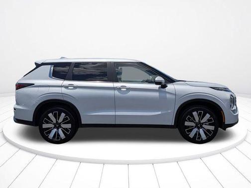 White Diamond 2026 Mitsubishi Outlander SE