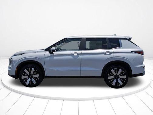 White Diamond 2026 Mitsubishi Outlander SE