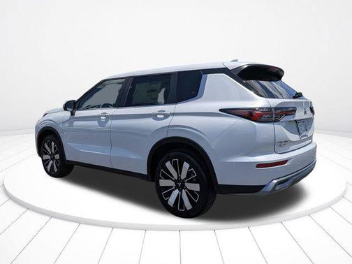 White Diamond 2026 Mitsubishi Outlander SE